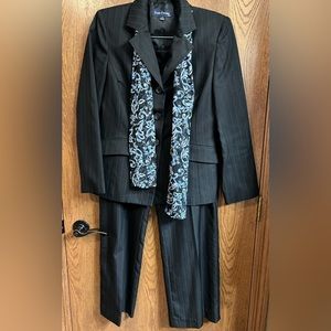Evan Picone Women’s Black with blue pin stripe 2 pc Suit. Size 10